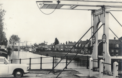 15051 Gezicht op de Vaartsche Rijn en de Kleine Brug te Vreeswijk uit het zuiden; met op de achtergrond de voorgevels ...